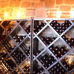kovaná vináreň - stojany na víno