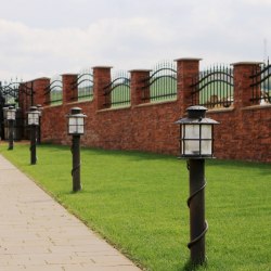 Promenade dans un jardin éclairé. Les lampadaires d’extérieur pour les terrasses, jardins et parcs.