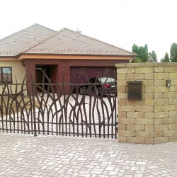 A wrought iron gate inspired by nature - A luxury fence
