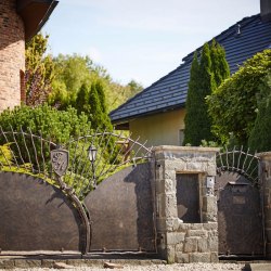 Exkluzívna brána a plot s rodinným erbom - ručne kovaná brána so starodávnym dizajnom