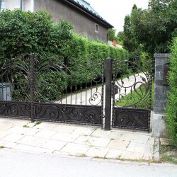 Exkluzívna kovaná brána s romantickým nádychom pri rodinnom dome - luxusná brána