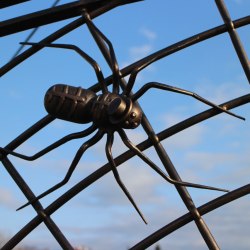 kováčstvo - ručne kovaný pavúk na kovanej bráne