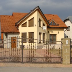  kovaná brána ako súčasť kovaného oplotenia rodinného domu