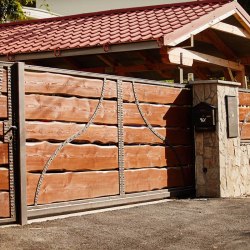 Kovaná brána kombinovaná drevom - súhra materiálov - výnimočná brána pri chalupe zaisťuje majiteľom súkromie