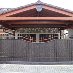  kovaná brána pri rodinnom dome v Bratislave