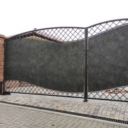 Kovaná brána s plechom pre zabezpečenie súkromia