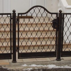 kovaná bránka pred domom