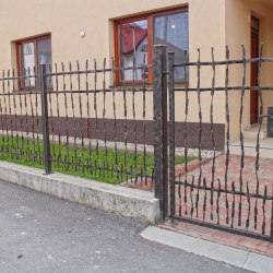 Kované brány a ploty - crazy - ručne kovaný plot k rodinnému domu