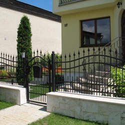 Kované brány a ploty z jednoduchých prvkov pri rodinnom dome