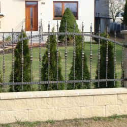 Kované ploty - jednoduchý moderný plotový dielec ako súčasť oplotenia rodinného domu