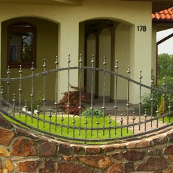Kované ploty - oblúkový plotový dielec vykovaný na mieru ako súčasť kamenného plota