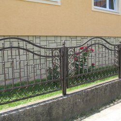 Kované ploty z umeleckého kováčstva Ukovmi s jednoduchým dizajnom 