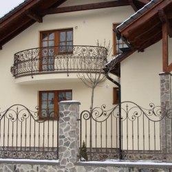 Kovaný plot a zábradlie - rodinný dom