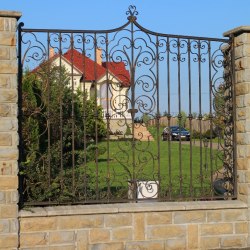 Kovaný plot - ručne kovaný plotový dielec - rodinná vila