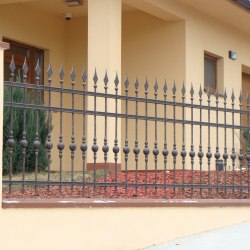 Kovaný plotový dielec vyhotovený z kovaných prvkov - moderné oplotenie