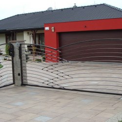moderná kovaná brána pri rodinnom dome v Prešove