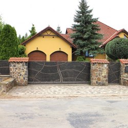 Oplotenie rodinného domu kovanou posuvnou bránou, bránkou a plotom s plechovou výplňou