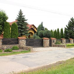Plná kovaná brána a oplotenie pri rodinnom dome v Košiciach