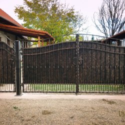 Plná kovaná brána s plechom pri rodinnej chalupe