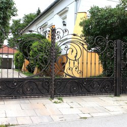 Romantická brána s nádychom secesie  vyrobená pre rodinný dom pri Košiciach
