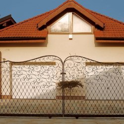 ručne kovaná posuvná brána pri rodinnom dome