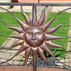 Tepané slnko na kovanej bráne - oplotenie súkromného domu