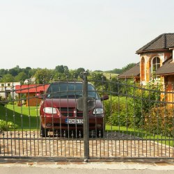 UKOVMI - dvojkrídlová kovaná brána ako oplotenie rodinného domu
