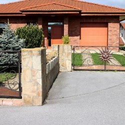 Umelecká brána s bránkou pri rodinnom dome - kované oplotenie