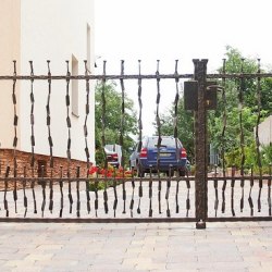 umelecká kovaná brána a kovaná bránka s crazy vzorom 