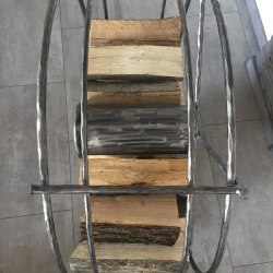 Kovaná nádoba na drevo v tvare kolesa - pohľad zhora