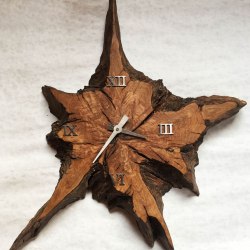 Dizajnové hodiny zo starého dubového kmeňa 