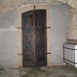 Kováčstvo - historické kované dvere a kovaný kryt na radiátor