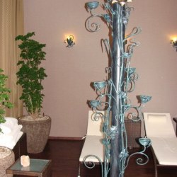 Kované umenie - výnimočné osvetlenie wellness v Grand hotel Praha - nástenné lampy a svietnik v tvare slnečnice