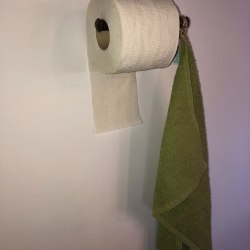 Kovaný držiak na toaletný papier a uterák