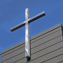 nerezový kríž na kostole