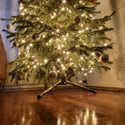 Stabilný kovaný stojan na živý vianočný stromček