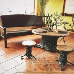 umelecké kováčstvo - luxusná kovaná sedačka s kožou, stôl a stoličky s prírodným motívom
