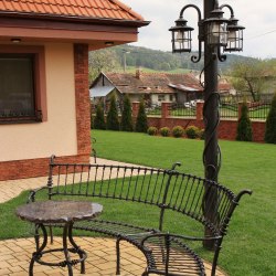 umelecké kováčstvo - záhradné ručne kované doplnky - luxusný exteriérový nábytok, stĺpová lampa, kované oplotenie