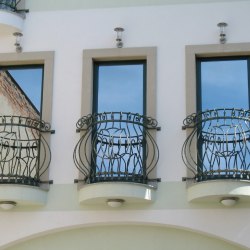 Kované exteriérové zábradlia na francúzskych oknách - oblúkové zábradlia