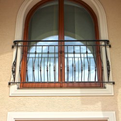 Kované exteriérové zábradlie - moderné zábradlie na francúzske okno