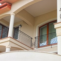 Kované exteriérové zábradlie na balkóny a francúzske okná - moderné zábradlia