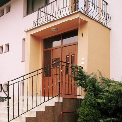 Kované vonkajšie zábradlia na schody a balkón - jednoduchý dizajn