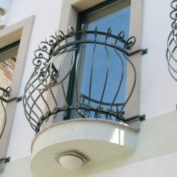 Kované zábradlie exteriér - oblúkové zábradlie na francúzske okno