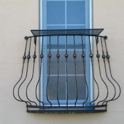 Kované zábradlie na francúzskom okne s kovaným sušičom prádla