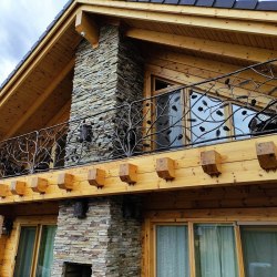 Luxusné balkónové zábradlie na chalupe s lesným motívom sosny
