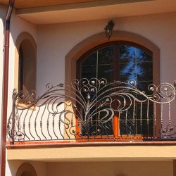 Luxusné zábradlie na balkóne rodinnej vily - exteriérové zábradlie 