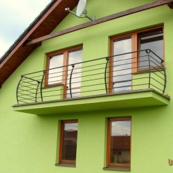 Moderné balkónové zábradlie na rodinnom dome