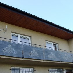 Plné kované balkónové zábradlie s plechom na rodinnom dome