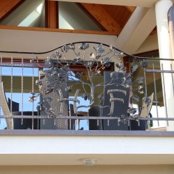Ručne kované balkónové zábradlie s dubovým motívom a iniciálmi - luxusné exteriérové zábradlie