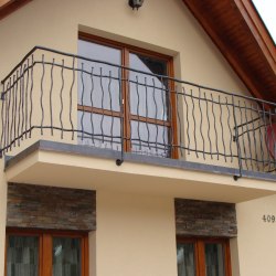 Ručne kované balkónové zábradlie vo vidieckom štýle - vzor Babička